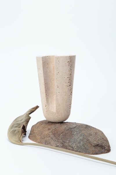 Escultura Flor do Cerrado - Basalto e Mármore Travertino Romano