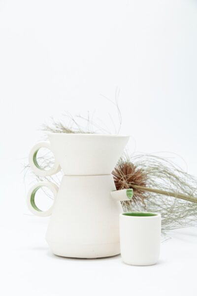 Conjunto Coador, Copinho e Jarra em Cerâmica - Branco com Interior Verde