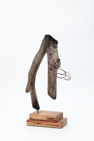 Escultura Vertical de Madeira Orgânica e de Reaproveitamento