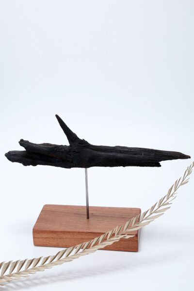 Escultura Horizontal Grande em Madeira Escura