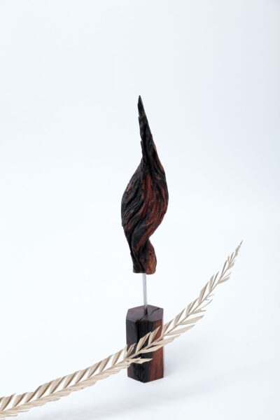 Escultura Vertical Chama em Madeira